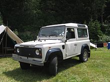 Un Land Rover 90 (con la scritta sulla mascherina "Land Rover 90") Land Rover 90