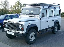 Un Land Rover Defender 110 (con la scritta Defender sulla mascherina) Land Rover Defender 110
