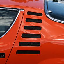 Particolare delle sei feritoie orizzontali presenti ai lati della vettura, lungo i montanti posteriori. Alfa Montreal C pillar