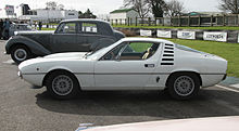 Vista laterale della Montreal che ne evidenzia la linea, più simile a una gran turismo anziché a una coupé. Alfa Romeo Montreal White